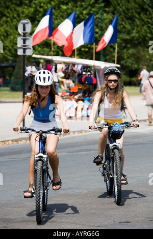 https://l450v.alamy.com/450v/ayrg6g/two-young-beautiful-woman-are-visiting-paris-in-summer-with-bicycle-ayrg6g.jpg