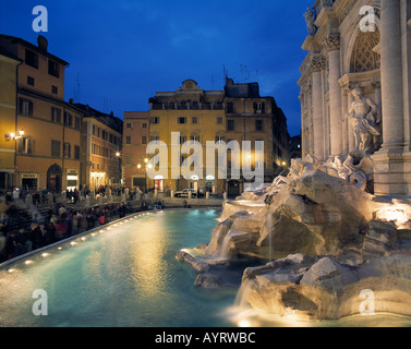 Trevi-Platz und Trevi-Brunnen in Rom bei Nacht Stock Photo