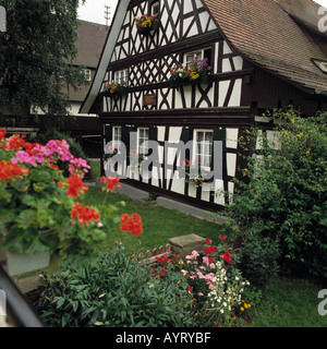 Fachwerkhaus mit Garten Stock Photo Alamy