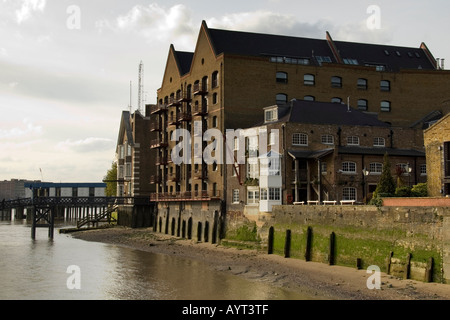The Captain Kidd public house and St John's Wharf warehouses, Wapping, London, England, UK Stock Photo