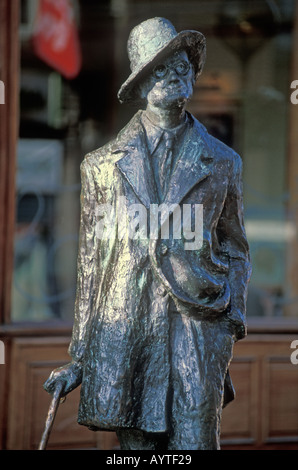 Bronze statue of writer James Joyce on the Grand Canal, Via Roma ...