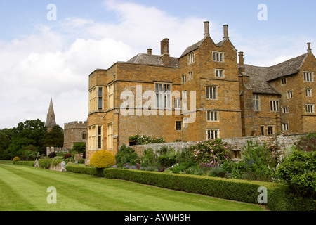 UK Oxfordshire Broughton Castle and herbaceous border Stock Photo