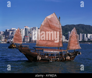 Hafen, Dschunke, Segelschiff, Wolkenkratzer-Skyline, Hong Kong Insel, Hongkong Stock Photo