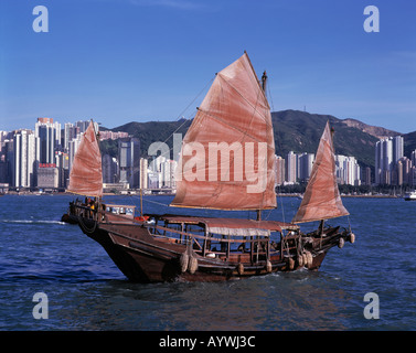 Hafen, Dschunke, Segelschiff, Wolkenkratzer-Skyline, Hong Kong Insel, Hongkong Stock Photo