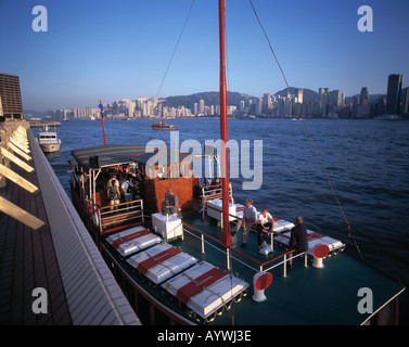 Hafen, Schiff an Schiffsanlegestelle Kowloon, Wolkenkratzer-Skyline Causeway Bay, Hong Kong Insel, Hongkong Stock Photo