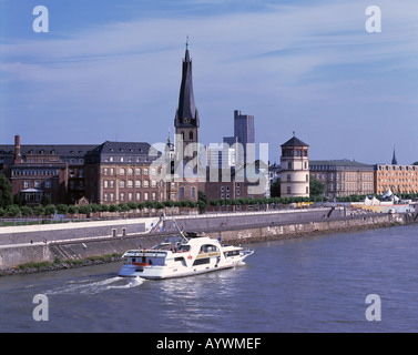 Altstadtansicht mit Rheinuferpromenade, Lambertuskirche, Schlossturm, Ausflugsdampfer, Duesseldorf, Rhein, Nordrhein-Westfalen Stock Photo