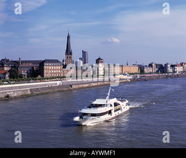 Altstadtansicht mit Rheinuferpromenade, Lambertuskirche, Schlossturm, Ausflugsdampfer, Duesseldorf, Rhein, Nordrhein-Westfalen Stock Photo