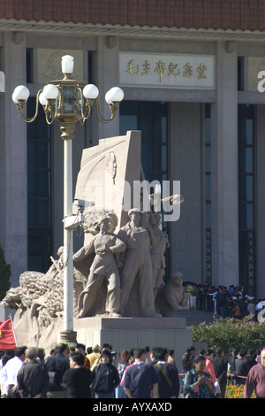 Statue in front of Chairman Mao's Memorial Hall. Tiananmen Square, Beijing, China Stock Photo