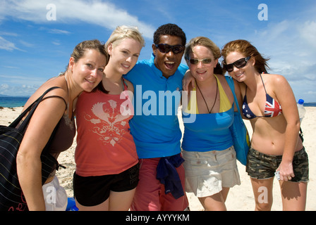 fiji mamanuca islands guests with staff member at beachcomber island Stock Photo