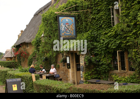 Oxfordshire Great Tew tourists sat outside the Falkland Arms Stock Photo