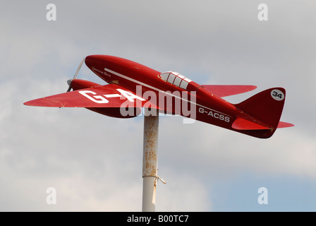 A model of the de Havilland DH 88 Comet 1930 s racing aircraft at Hatfield Herts 17 04 2008 Stock Photo