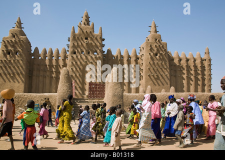 Mali, Djenne. The Great Mosque of Djenne - constructed on the foundations of a 13th century mosque built by King Koy Konboro. Stock Photo