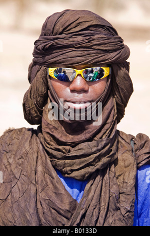 Mali, Douentza. A cool dude! A Bella man wearing a turban and reflective sunglasses. The Bella are predominantly pastoral people and were once the slaves of the Tuareg of Northern Mali. Stock Photo