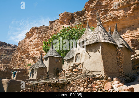 Mali, Dogon Country, Tereli. Granaries at Tereli, a typical Dogon village at the base of the 120-mile-long Bandiagara escarpment Stock Photo