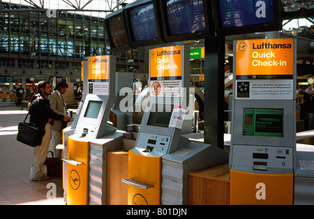 Sept 5, 2003 – Passengers using the Lufthansa self-check in device at Hamburg Airport. Stock Photo