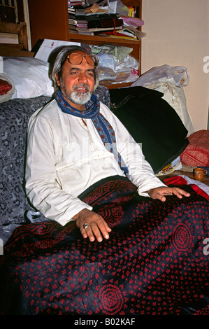 India Gujerat Crafts Mr AA Wazir textile collector with antique chunni fabric Stock Photo