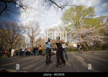 People rollerskating in Central Park, and Dancing to the music.  Manhattan, NY, USA 2008 Stock Photo