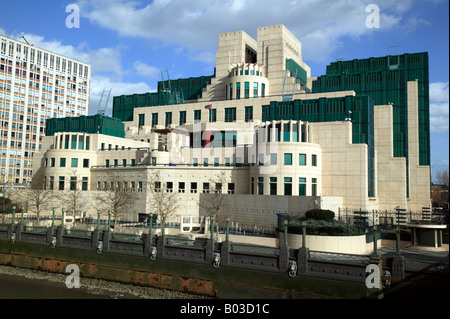 The SIS Building, the headquarters of the British Secret Intelligence Service (MI6) at Vauxhall Cross, London Stock Photo