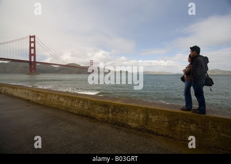 a couple enjoys the Golden Gate bridge Stock Photo