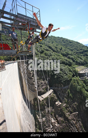 Bungee Jumping Stausee Lago di Vogorno Stock Photo