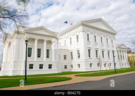 RICHMOND, Virginia, United States — The Virginia State Capitol, an architectural masterpiece designed by Thomas Jefferson, located in Richmond. This historic building, completed in 1788, serves as the seat of the Virginia General Assembly. It is a prominent landmark and a symbol of the state's legislative history. Stock Photo