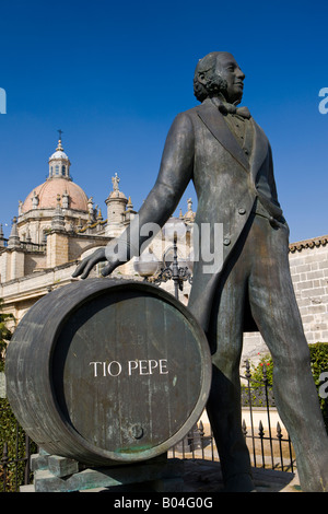 Statue of Manuel Maria Gonzalez Angel (1812-1887), founder of Gonzalez Byass sherry bodega and creator of sherry Tio Pepe Stock Photo