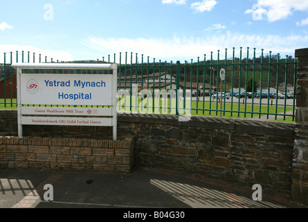 Main Entrance Of The New Emergency Department At Croydon University   Ystrad Mynach Hospital South Wales Gb Uk 2008 B04g30 