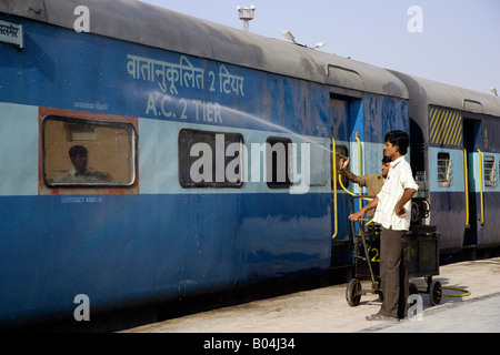 Railwaymen cleaning train carriages, Jaisalmer, Rajasthan, India Stock Photo