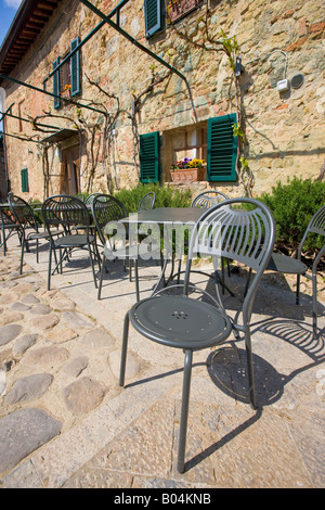 Outdoor cafe seating in Piazza Roma in the town of Monteriggioni, Province of Siena, Region of Tuscany, Italy, Europe. Stock Photo