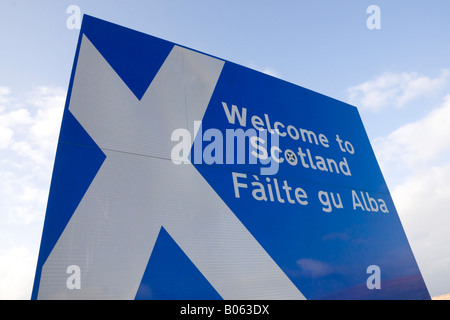 Welcome to Scotland Sign in English and Gaelic reads Fàilte gu Alba on Scottish border at Carter Bar A68 road - border crossing Stock Photo