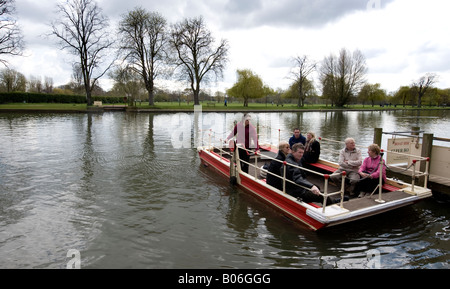 The old chain Ferry, the last of it's kind in Britain, which was built in 1937, crosses the River Avon at Stratford on Avon Stock Photo