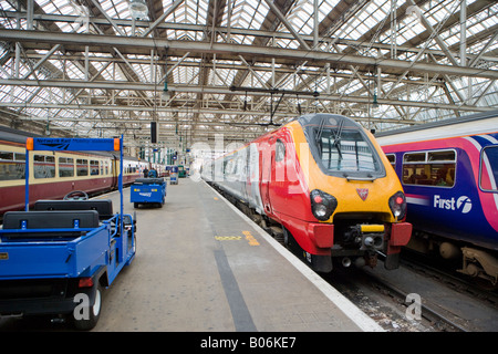 TRAINS AT PLATFORMS IN CENTRAL STATION GLASGOW SCOTLAND Stock Photo