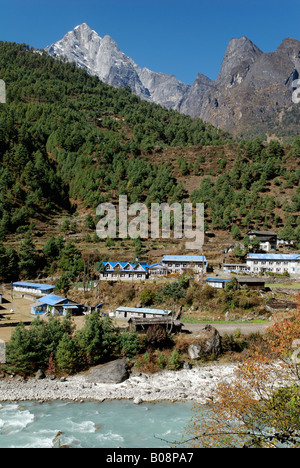 Phakding, Sherpa village in Dudh Koshi Valley, Sagarmatha National Park, Khumbu Himal, Nepal Stock Photo