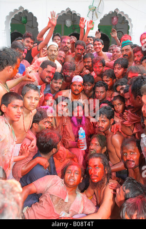 Group picture during a wedding, Sufi shrine, Bareilly, Uttar Pradesh, India, Asia Stock Photo