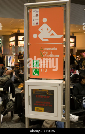 Automatic emergency defibrillator sign Stock Photo - Alamy