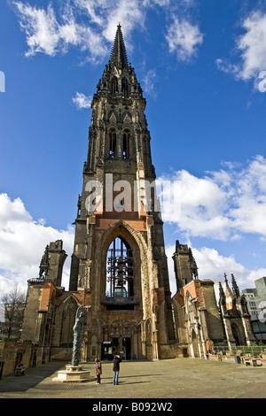 Tourists photographing the St. Nikolai Church ruins and war memorial, Willy-Brandt-Strasse, Hamburg, Germany Stock Photo