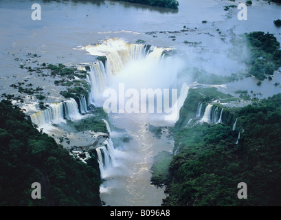 South America, Brazil, Argentina, Igwacu, Igwacu Falls, Igwazu, Igwazu Falls. Igwacu Falls thunder into the Igwacu River below.