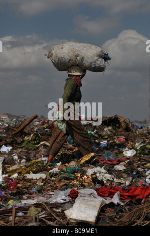 Stung Meanchey Municipal Waste Dump is located in southern Phnom Penh, scavengers work 24/7 picking up scraps Stock Photo