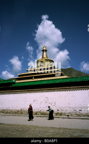 July 24, 2006 - Locals doing their early morning prayer round passing Gong Tang pagoda at Labrang Lamma monastery in Xiahe. Stock Photo