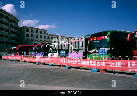 Aug 8, 2006 - Sleeper busses at Zhongdian bus terminal in the Chinese province of Yunnan. Stock Photo