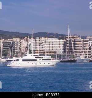 Johnson 105 luxury 32 mtr motor yacht superyacht undertaking a demo spin en route for Palma International Boat Show 2008 Stock Photo