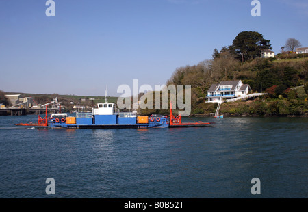 THE VEHICLE FERRY MAKING A CROSSING BETWEEN FOWEY AND BODINNICK. CORNWALL. UK. Stock Photo