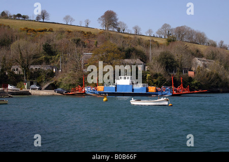 THE VEHICLE FERRY MAKING A CROSSING BETWEEN FOWEY AND BODINNICK. CORNWALL. UK. Stock Photo