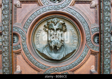 Budapest, Hungary. St Stephen's Basilica. Main front doors with heads of the Apostles : Saint Andrew Stock Photo