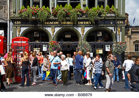 Deacon Brodies pub and milling tourists Royal Mile Edinburgh SCOTLAND Stock Photo