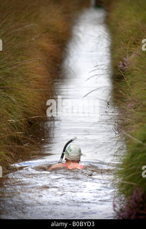 A COMPETITOR AT THE INTERNATIONAL BOG SNORKELLING CHAMPIONSHIPS AT LLANWRTYD WELLS POWYS WALES UK Stock Photo