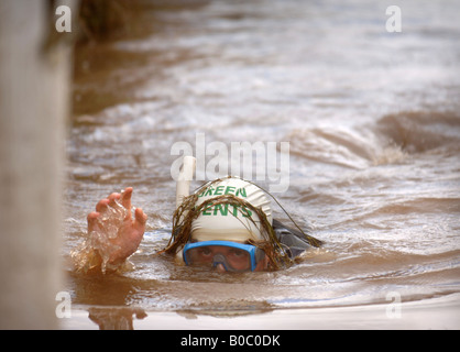 A COMPETITOR COMES UP FOR AIR AT THE INTERNATIONAL BOG SNORKELLING CHAMPIONSHIPS AT LLANWRTYD WELLS POWYS WALES UK Stock Photo