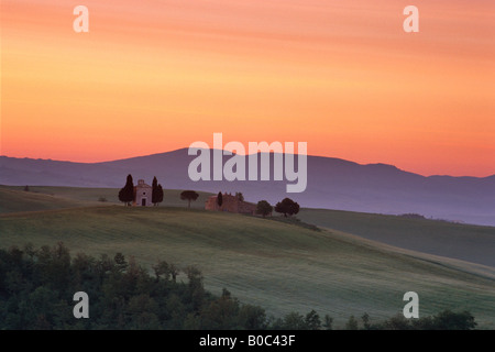 Farmhouse and small chapel in the rolling Tuscan hillside Stock Photo