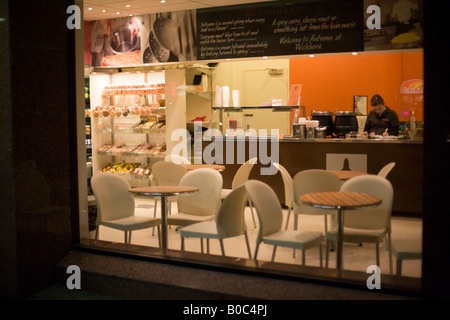 One of Wellington s many trendy cafe restaurants this one on Courtney place in the lively centre of the city Stock Photo