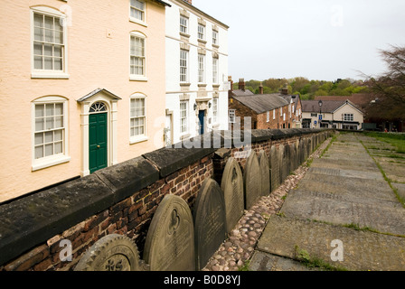 UK Cheshire Knutsford Georgian Houses in Church Walk alongside St Johns Parish churchyard Stock Photo